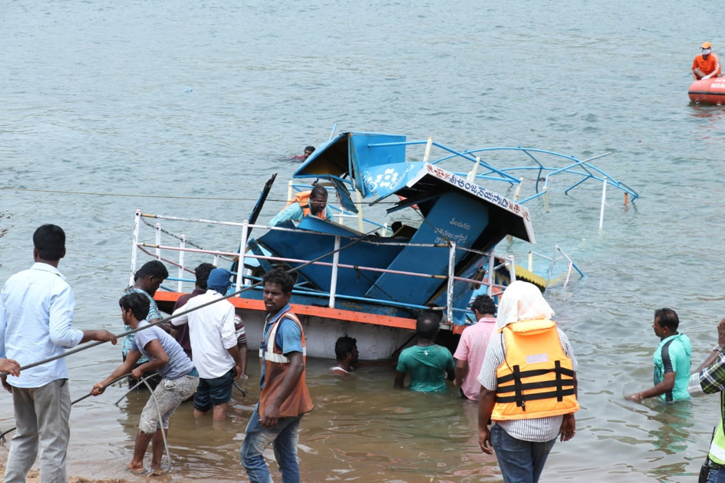 10-10 lakhs of kin of deceased victims of boat crash